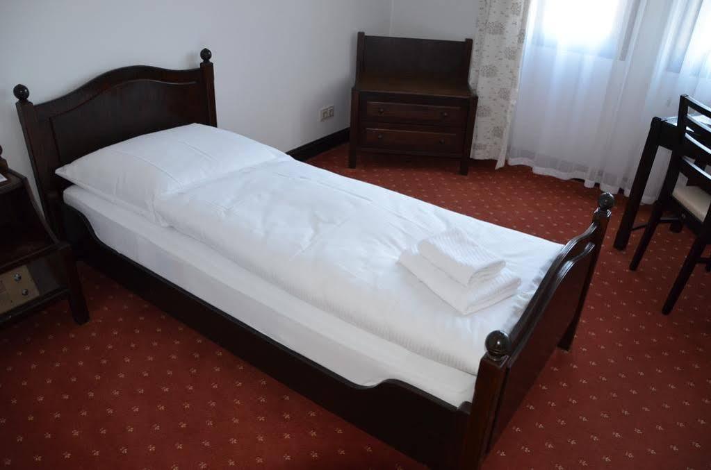Hotel Zur Traube Moglingen Екстер'єр фото