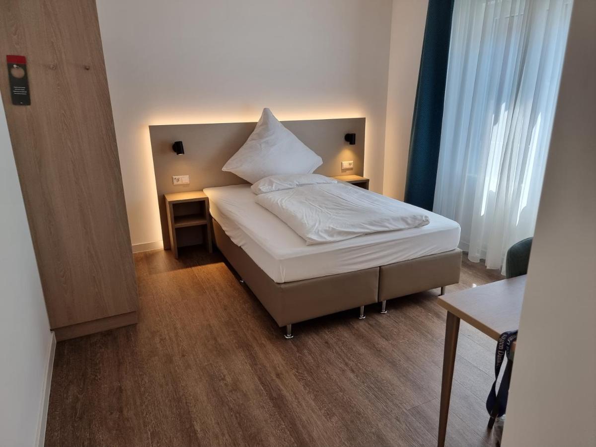 Hotel Zur Traube Moglingen Екстер'єр фото